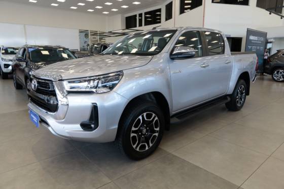 TOYOTA HILUX 2.8 D-4D TURBO DIESEL CD SRV 4X4 AUTOMÁTICO TOYOTA HILUX 2.8 D-4D TURBO DIESEL CD SRV 4X4 AUTOMÁTICO